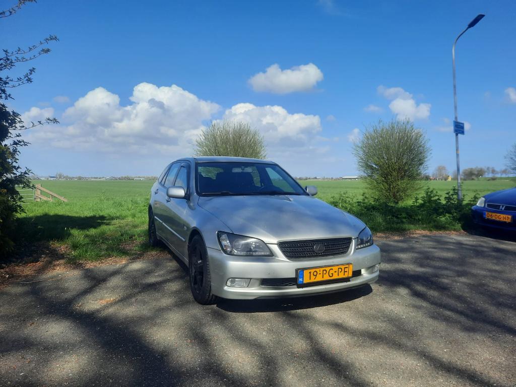 Lexus IS200 SportCross 2004 | Handgeschakeld | Nieuwe APK, Auto's, Lexus, Zwart, Particulier, 1405 kg, Euro 4