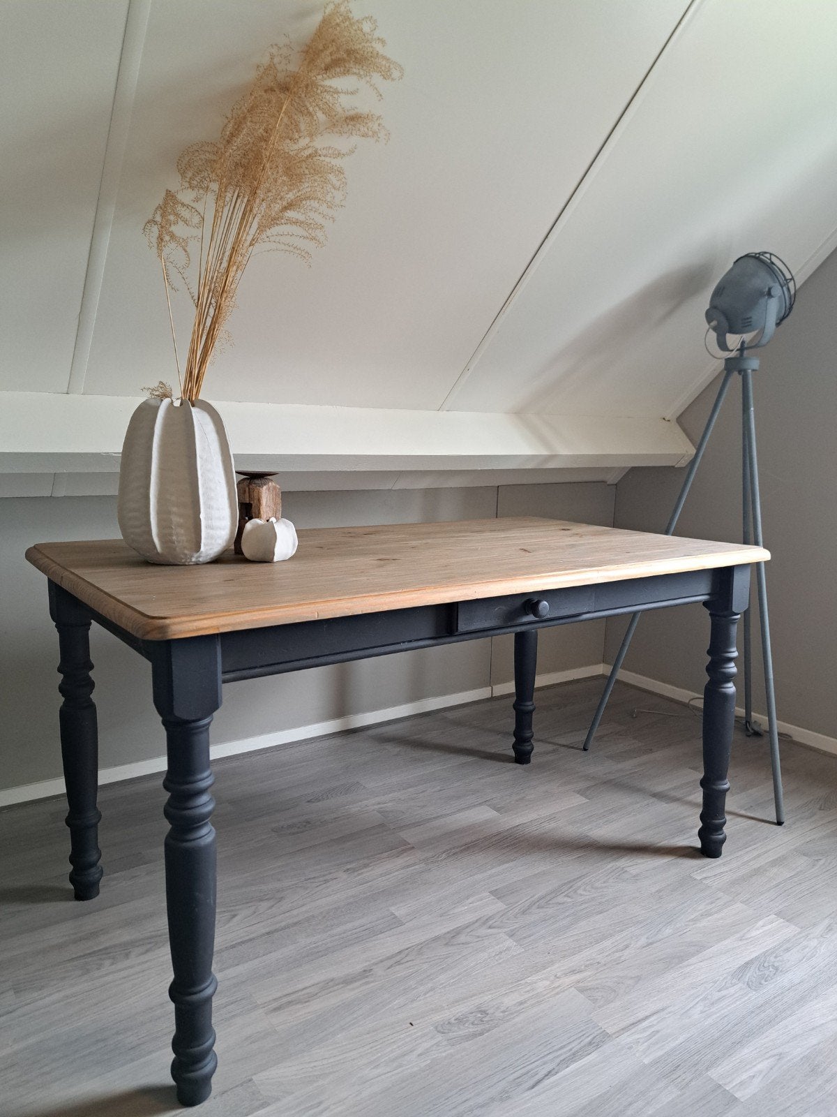 Robuuste houten eettafel met zwart onderstel, Huis en Inrichting, Gebruikt, 100 tot 150 cm, 50 tot 100 cm, Vier personen