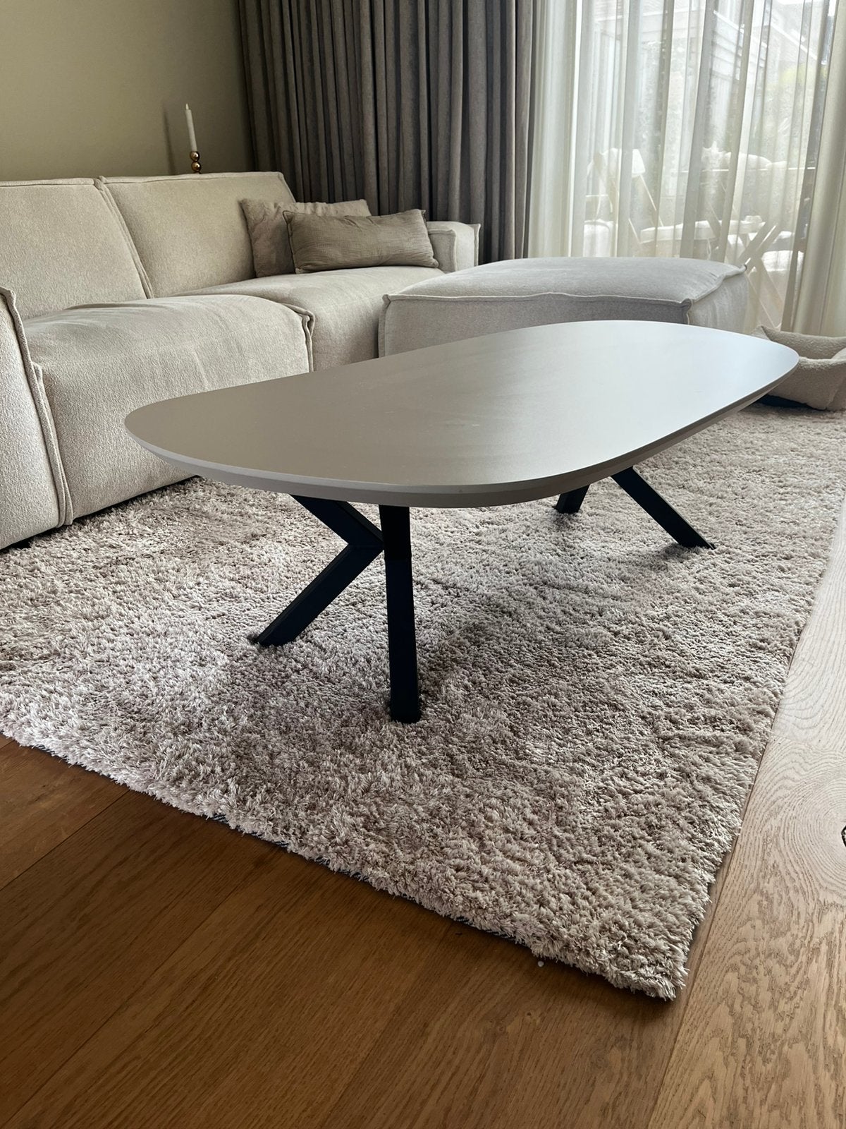 Organische salontafel grijs/taupe melamine met stalen poten, Ophalen, Overige materialen, Zo goed als nieuw, 100 tot 150 cm