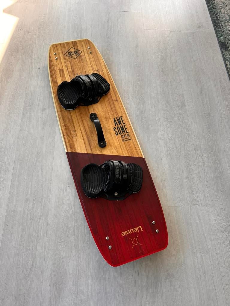 Te koop: Lieuwe Awesome kiteboard 134 x 40, Twintip, Ophalen, Gebruikt, 4 m² of minder