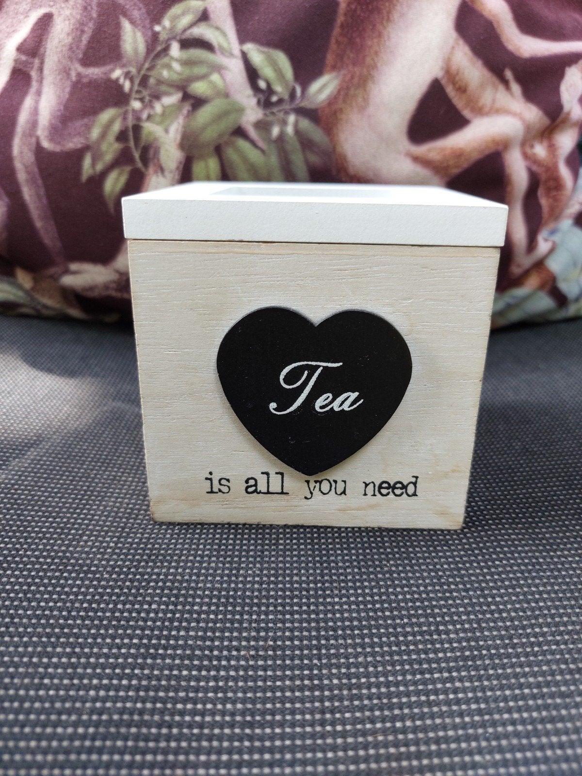 Houten theedoos met opschrift "Tea is all you need", Huis en Inrichting, Woonaccessoires | Kisten, Gebruikt, 5 – 50, Minder dan 50 cm