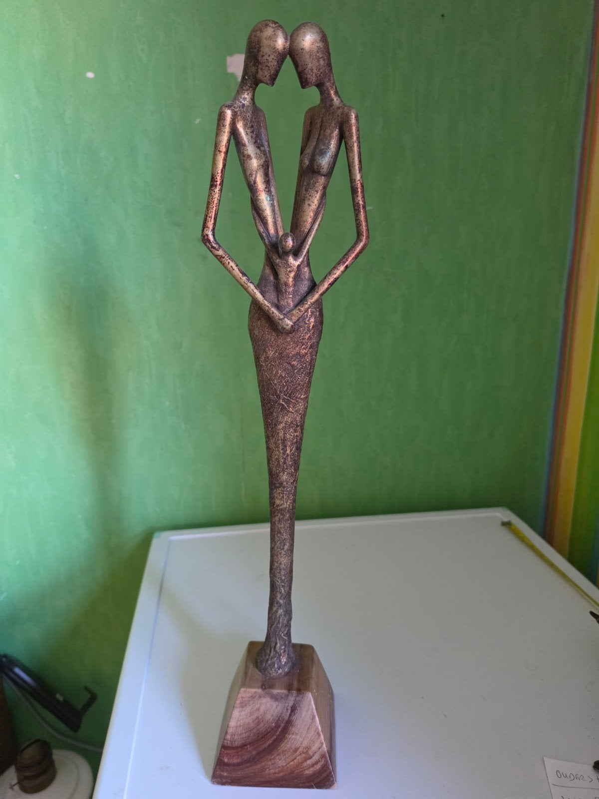 Bronzen beeld: Familie met kind, 56 cm hoog, Groep mensen, Beeld, Bruin, 50 - 100 cm
