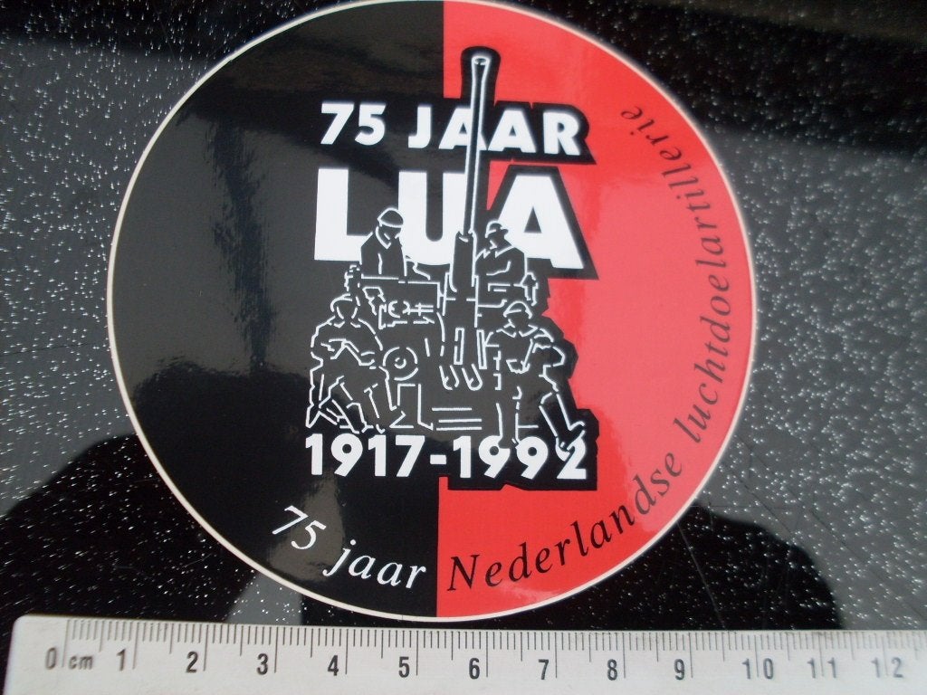 sticker 75 jaar LUA 1992 luchtdoelartillerie logo embleem, Verzamelen, Verzenden, Zo goed als nieuw, Bedrijf of Vereniging