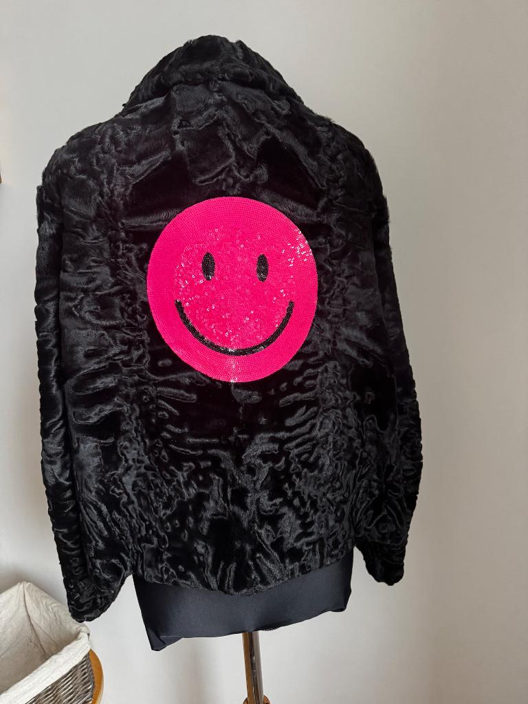 Vintage Karakul bontjas met applicatie rug, Kleding | Dames, Jassen | Winter, Zwart, Ophalen of Verzenden, Maat 36 (S), Onbekend