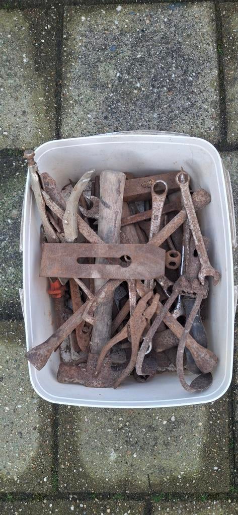 Oude gereedschappen in emmer, Antiek en Kunst, Antiek | Gereedschap en Instrumenten, Ophalen