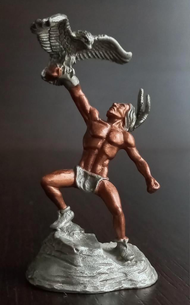 Beeld Indiaan, miniatuur figuur Native American en havik, Verzamelen, Ophalen of Verzenden