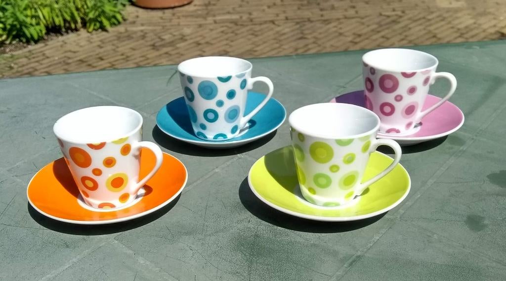 4 vintage espresso kop en schotel psychedelisch. LBVYR, Huis en Inrichting, Keuken | Servies, Nieuw, Kop(pen) en/of Schotel(s)