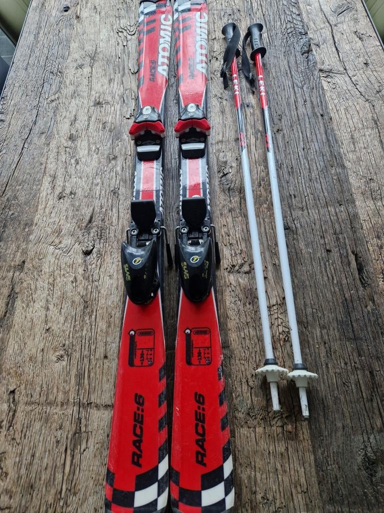 Atomic kinderski's 130cm met binding en stokken, Gebruikt, 100 tot 140 cm, Ophalen of Verzenden, Carve