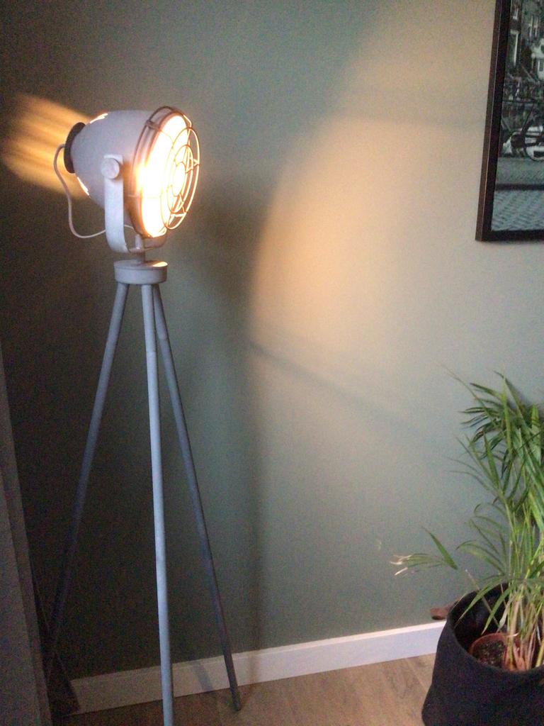 Industriële vloerlamp met statief, Huis en Inrichting, Lampen | Vloerlampen, Ophalen, Zo goed als nieuw, Metaal, 150 tot 200 cm