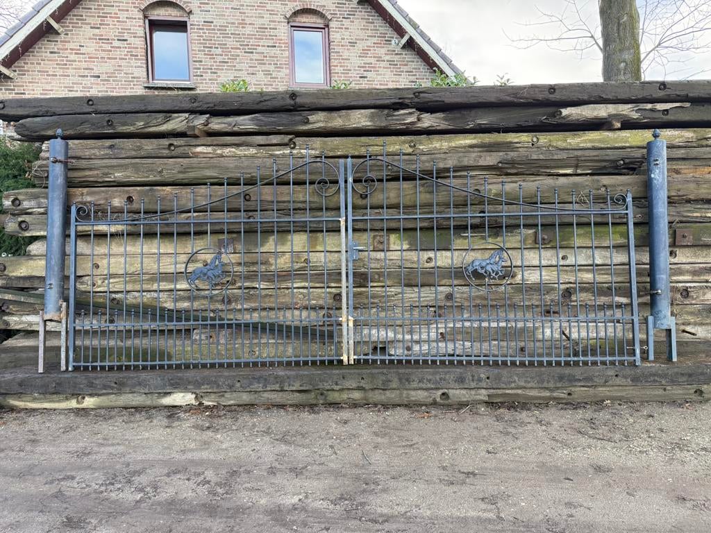 Unieke smeedijzeren poort met paarden echte eyecatcher, Ophalen, Zo goed als nieuw, IJzer, Sierhekwerk