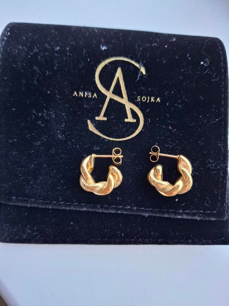 Goudkleurige Anisa Sojka Oorbellen, Overige materialen, Nieuw, Ophalen of Verzenden, Knopjes of Stekers