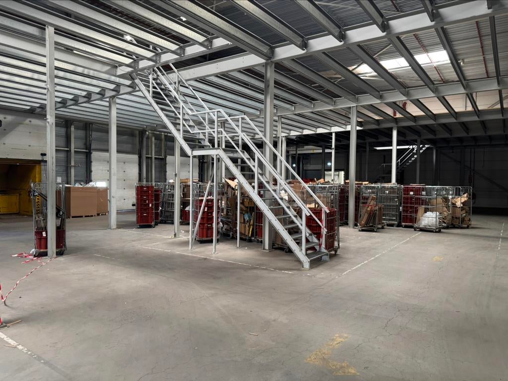 Entresolvloer 50x19.50  vrije hoogte 4500 !