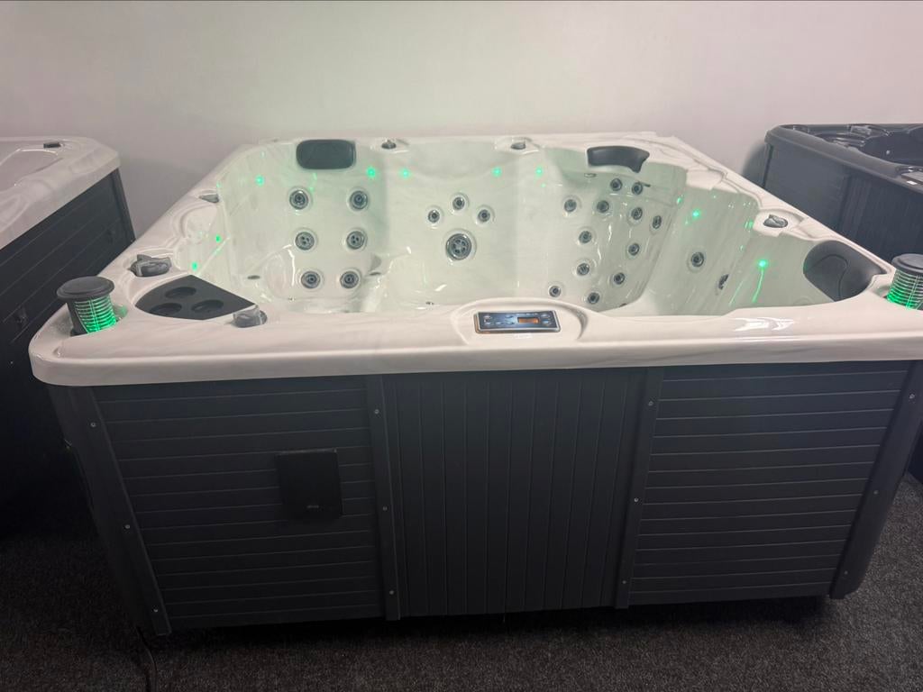 Jacuzzi spa Balboa – 215x215 – plug & play 220V - 5 pers., Ophalen, Zo goed als nieuw, Trap, Vast