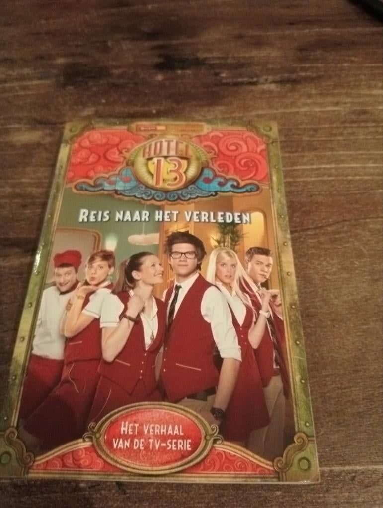 Hotel 13: Reis naar het Verleden - TV Serie Verhaal, Boeken, Kinderboeken | Jeugd | onder 10 jaar, Ophalen, Zo goed als nieuw