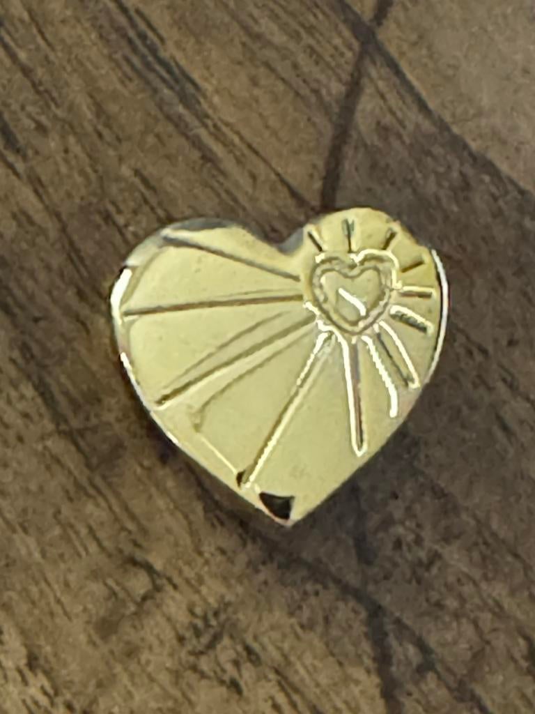 Goudkleurige broche speld 3 cm hart, Sieraden, Tassen en Uiterlijk, Broches, Ophalen of Verzenden, Zo goed als nieuw, Goud, Overige materialen