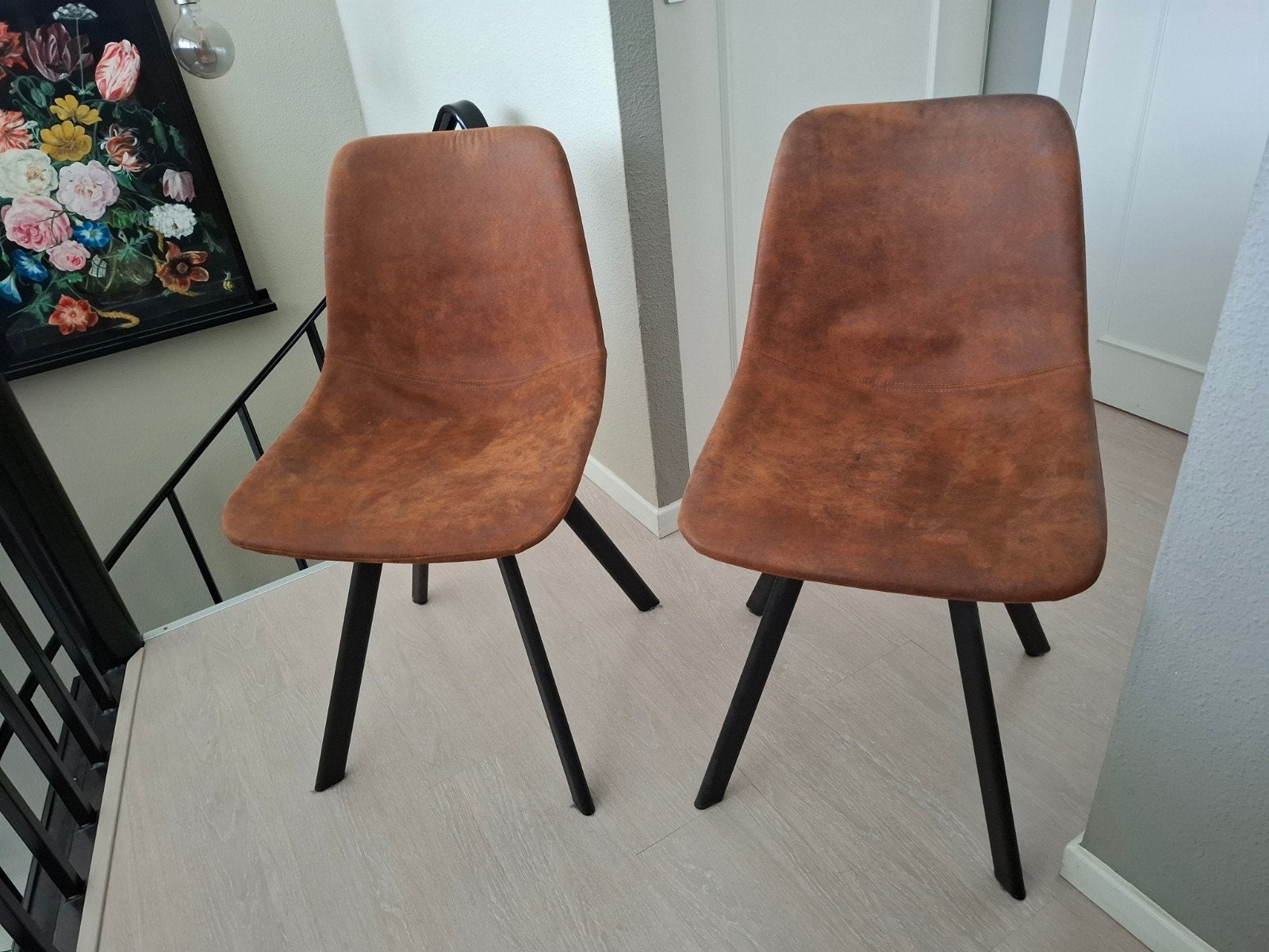 twee stoelen, cognac, zwart stalen poot, Huis en Inrichting, Ophalen, Zo goed als nieuw, Bruin, Twee