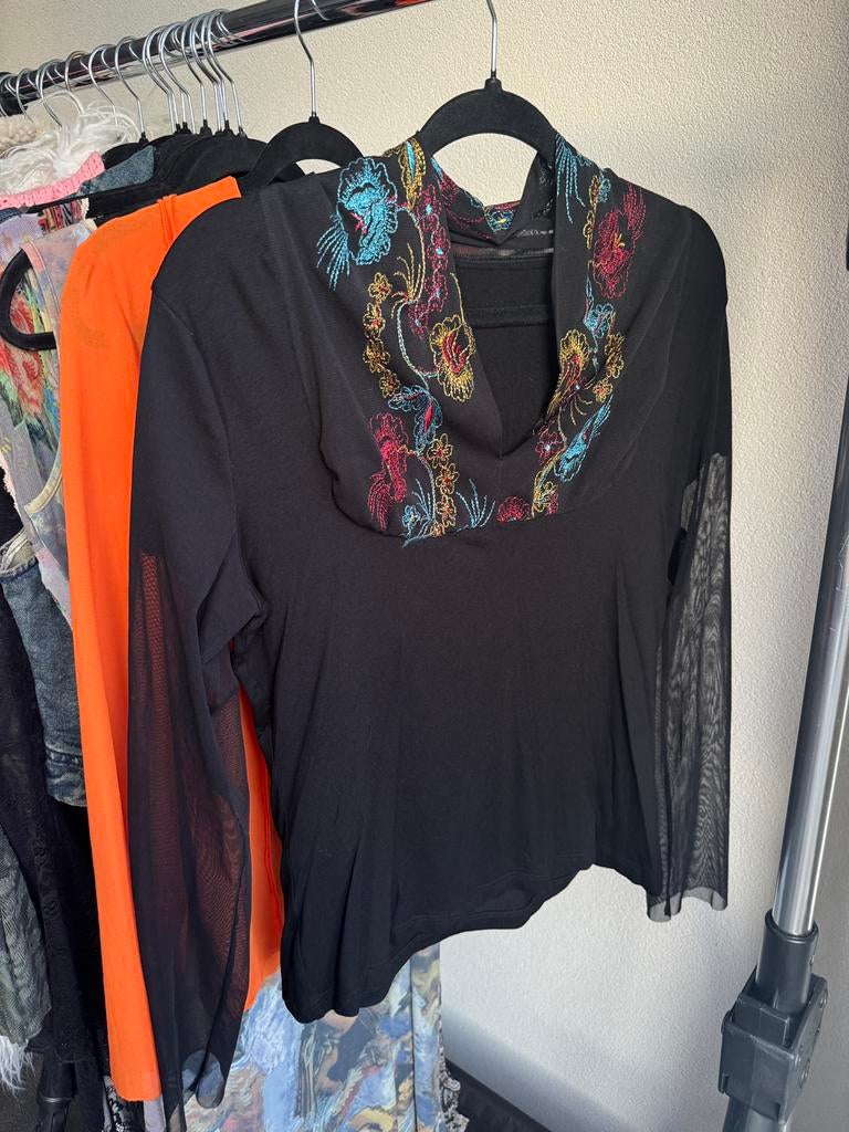 Vintage Y2K zwarte mesh top met geborduurde details, Vintage, Ophalen of Verzenden, Zo goed als nieuw, Lange mouw