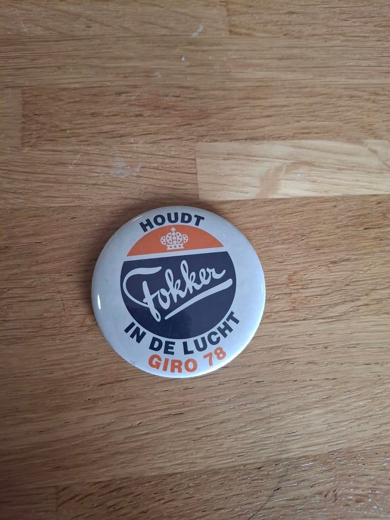 Vintage Fokker 'Houdt in de Lucht' Giro 78 Speldje, Ophalen of Verzenden, Gebruikt, Transport, Speldje of Pin