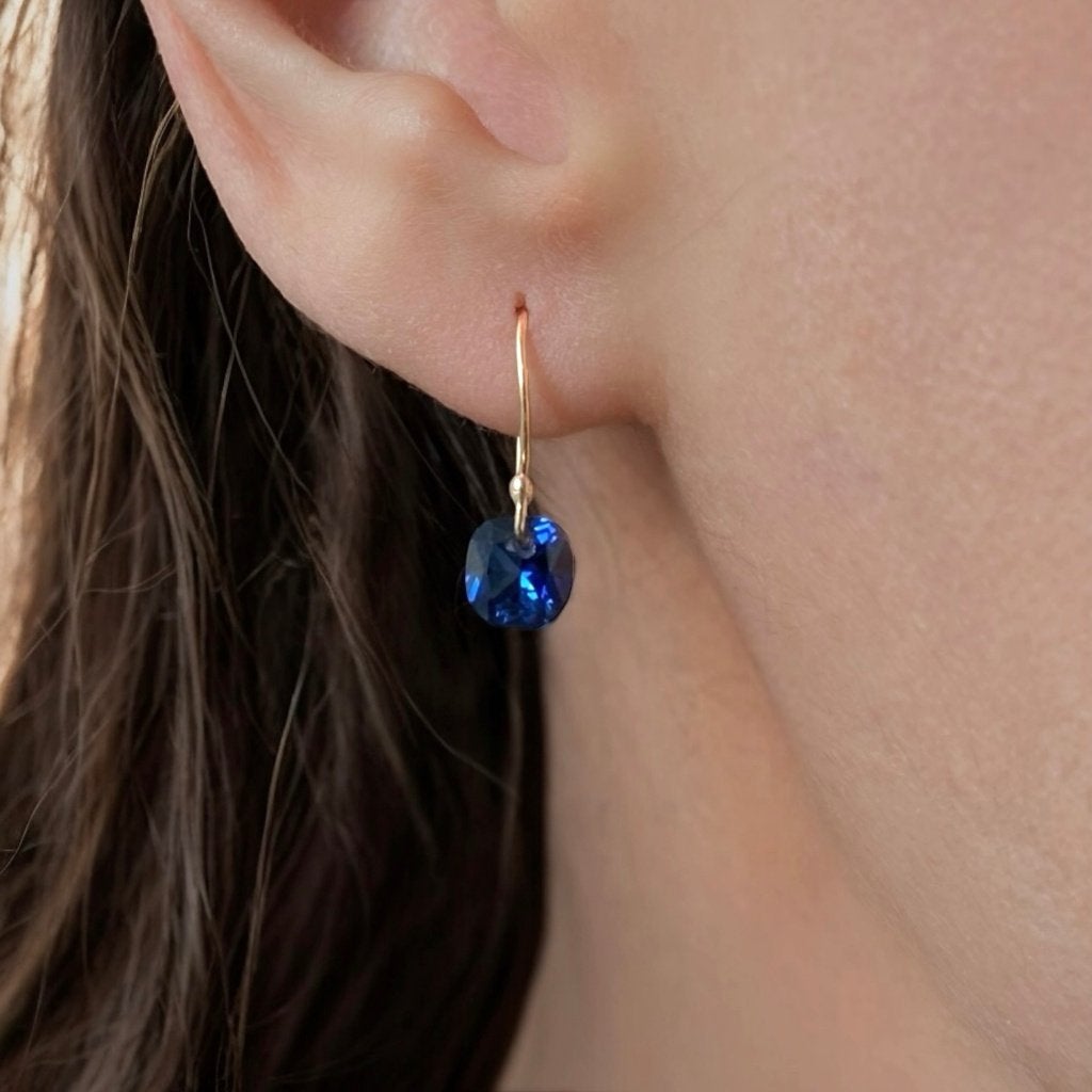 Oorbellen saffier geel goud 9K, Sieraden, Tassen en Uiterlijk, Oorbellen, Hangers, Blauw, Ophalen of Verzenden, Zo goed als nieuw