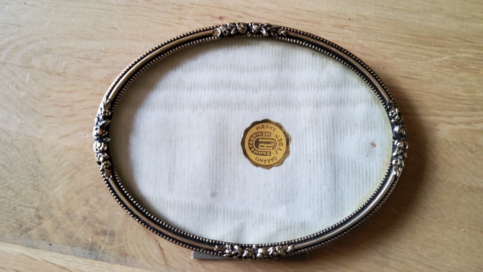 Oud retro ovaal zilver kleur fotolijstje mat glas Jyden., Ophalen of Verzenden