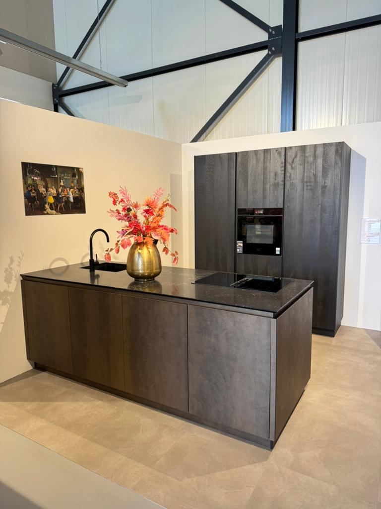 Showroomkeuken met Siemens apparatuur en composiet werkblad, Ophalen, Overige typen, Zo goed als nieuw, Greeploos