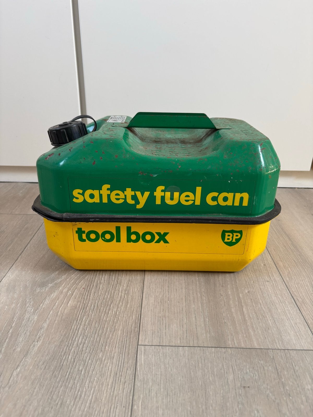 BP Safety Fuel Can & Toolbox Jaren '70