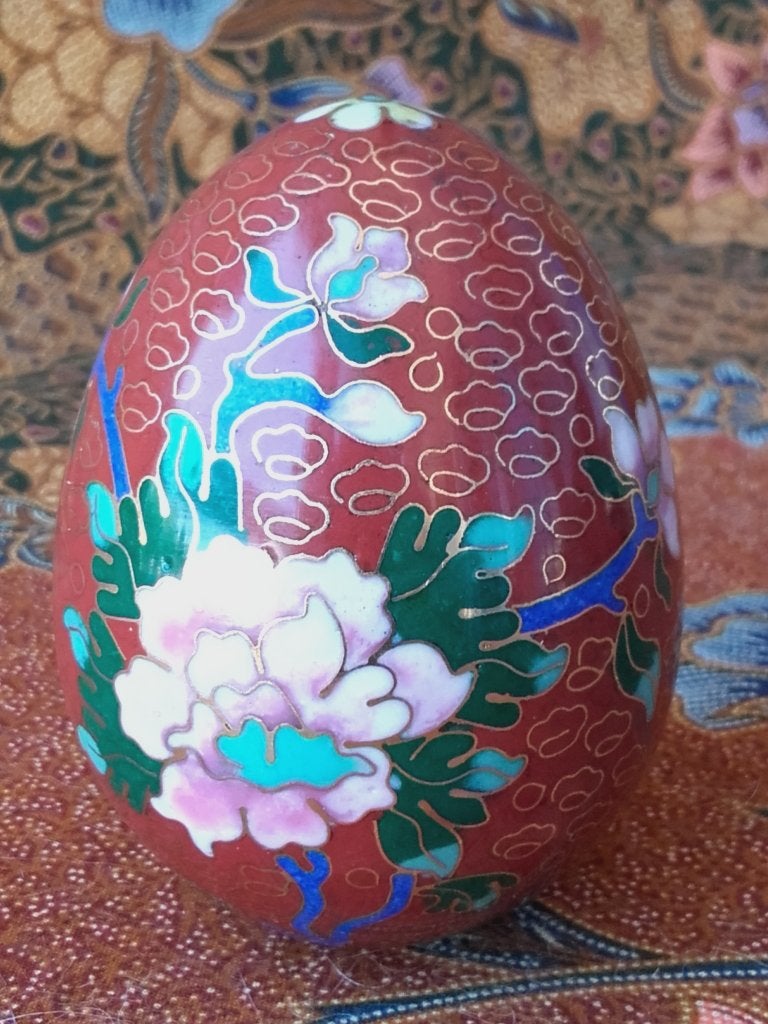 Mooi oud Chinees ei van cloisonne met bloemen 8,3 cm., Handgemaakt, China, Meerkleurig, Overige materialen