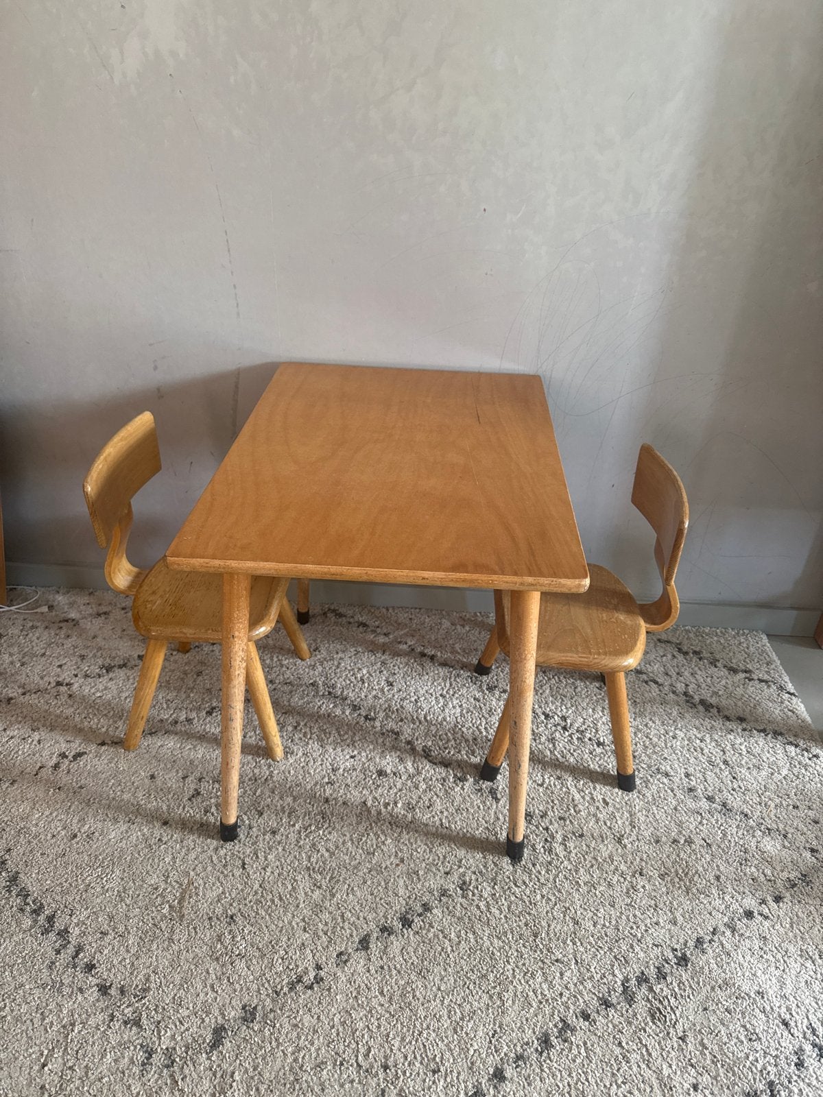 Vintage houten kindertafel met 2 stoeltjes, Kinderen en Baby's, Kinderkamer | Tafels en Stoelen, Ophalen, Gebruikt, Tafel(s) en Stoel(en)