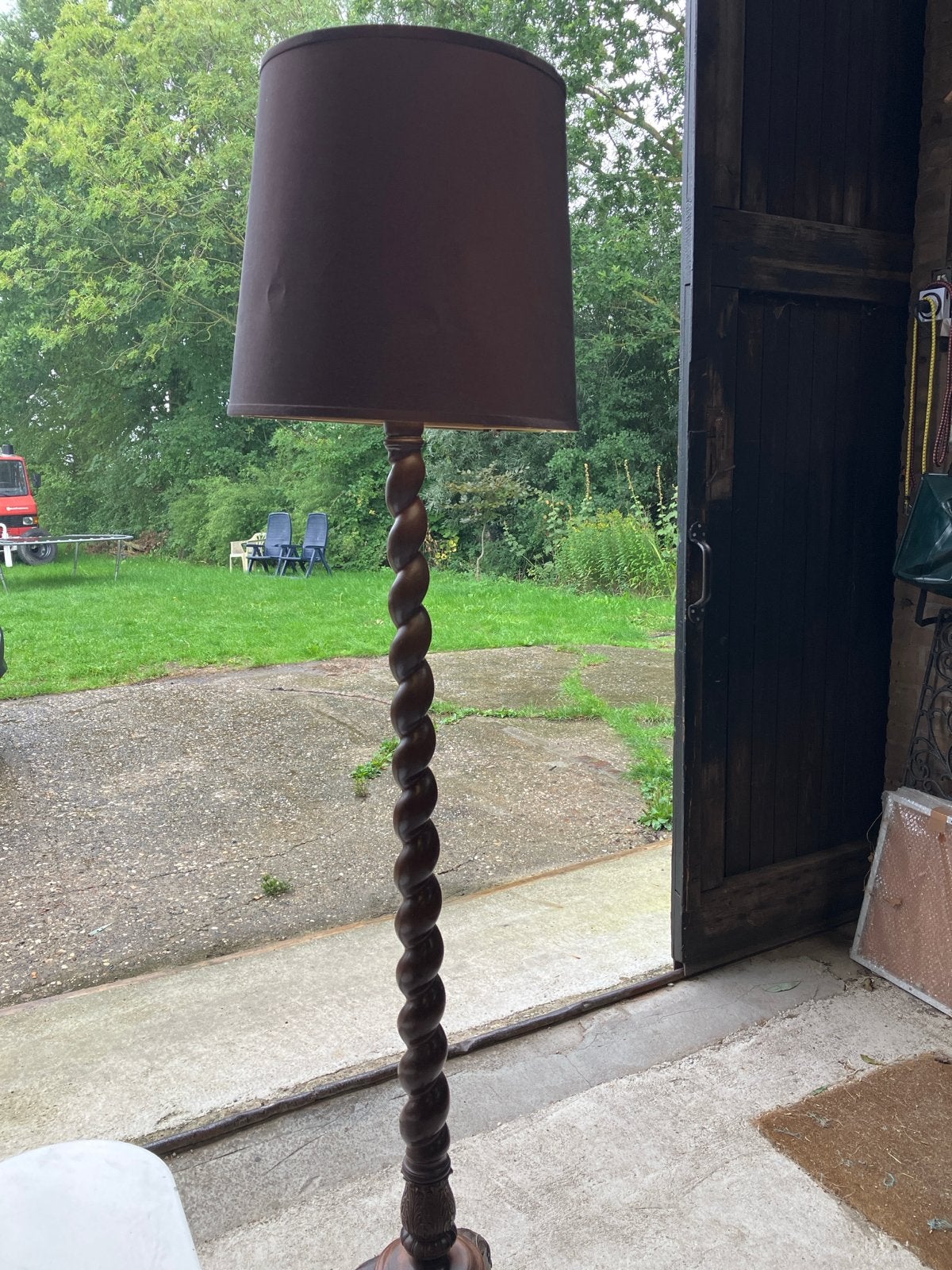 Antieke gedraaide houten vloerlamp met stoffen kap, Ophalen