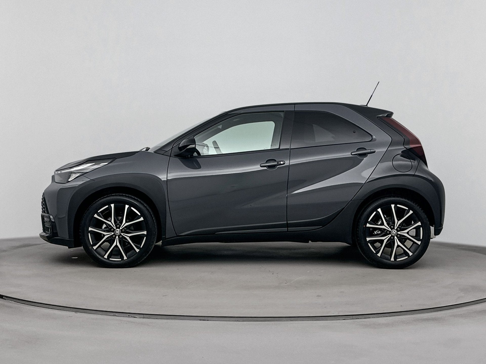 Toyota Aygo X Hybrid 115 GR Sport *NIEUW* | Direct leverbaar, Auto's, Toyota, Zwart, 4 stoelen, 116 pk, 1490 cc