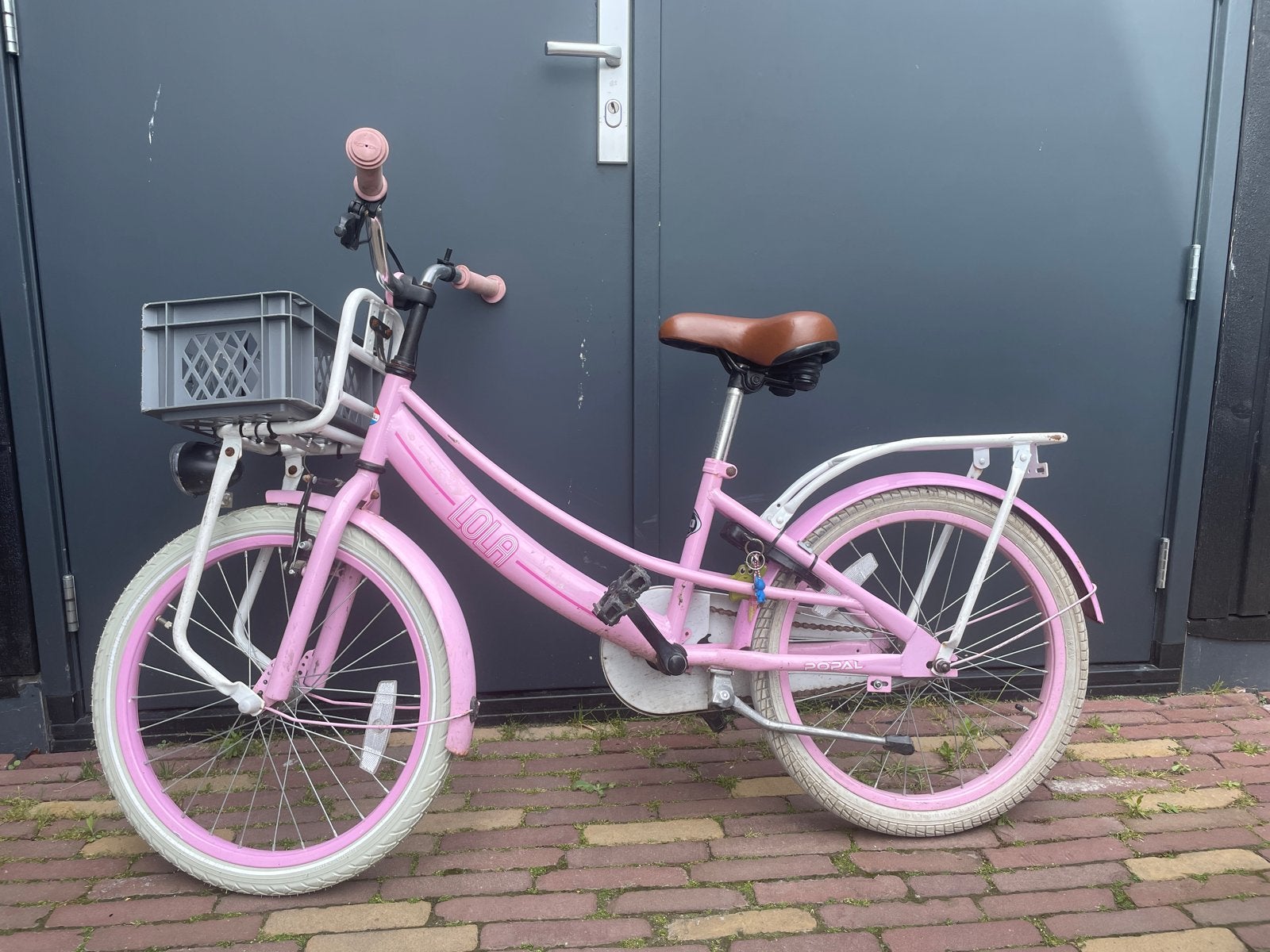 Roze Lola kinderfiets 20 inch met mandje en bagagedrager, Terugtraprem, Gebruikt, Ophalen of Verzenden, Handrem