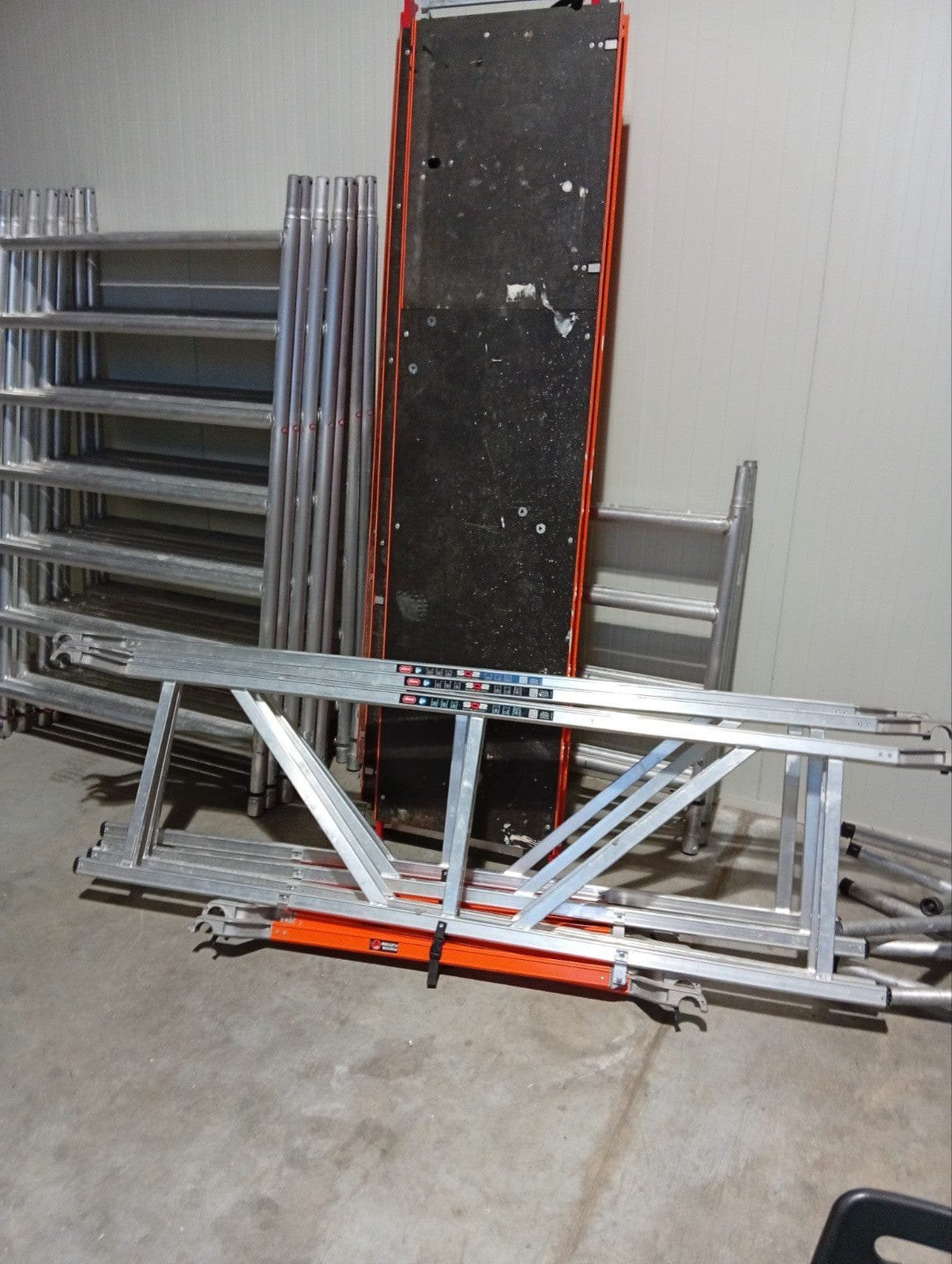 Altrex (brede) rol steiger - WH 10,2m compleet, Ophalen, Gebruikt, Rolsteiger of Kamersteiger, 5 meter of hoger