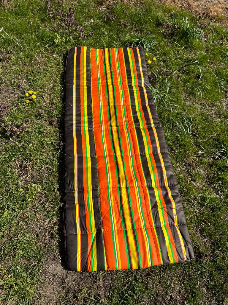 Vintage slaapzak jaren 60/70 oranje geel gestreept, Caravans en Kamperen, Slaapzakken, Ophalen of Verzenden, Zo goed als nieuw