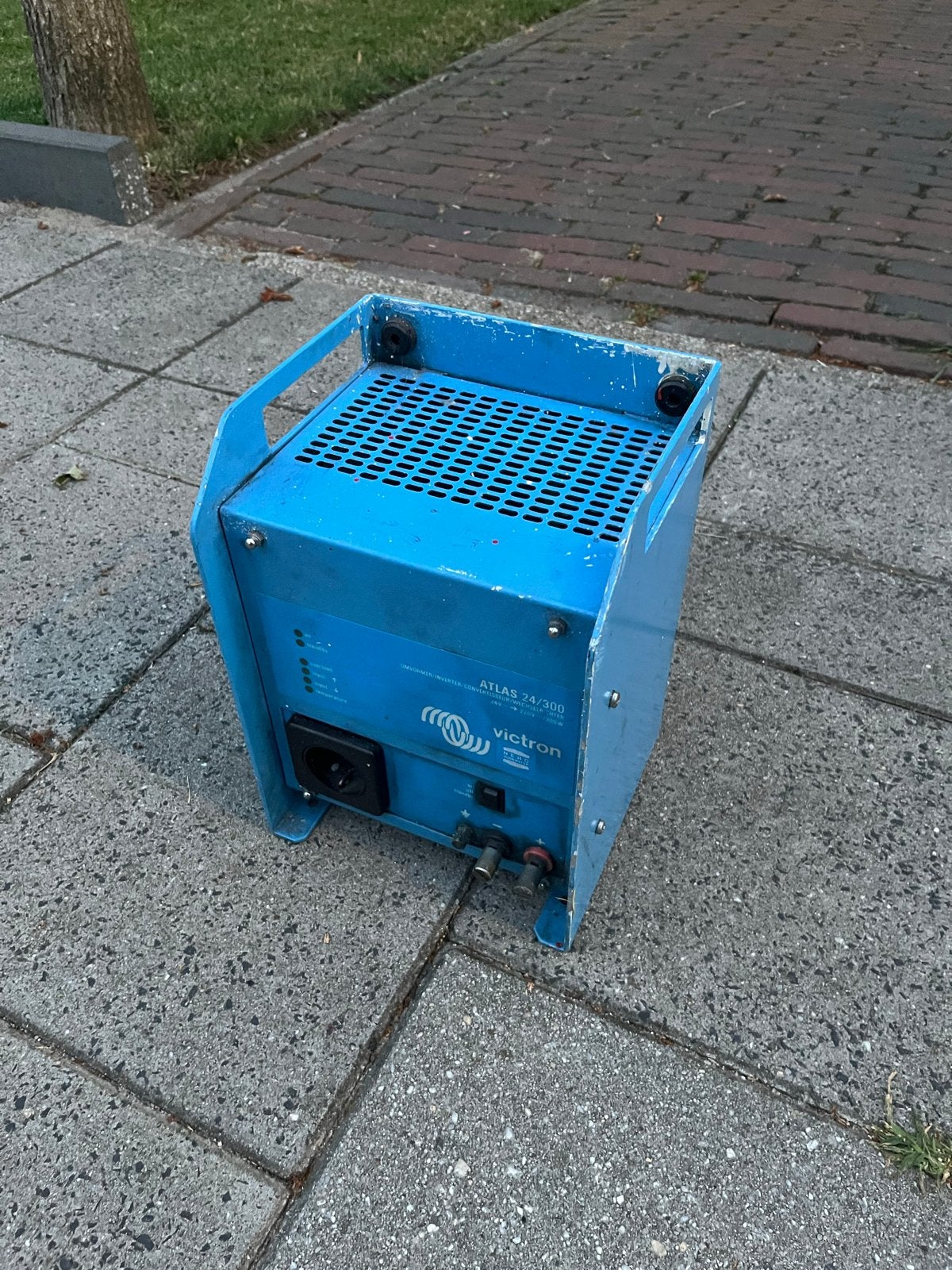 Victron Atlas 24/300 Omvormer/Inverter 24V -> 220V, Witgoed en Apparatuur, Onderdelen en Toebehoren, Gebruikt, Ophalen