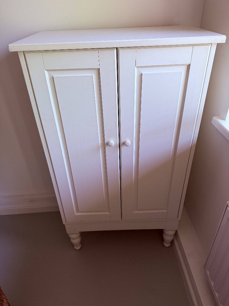 Witte Kleding/Linnen kast met 2 deuren, planken & sierpoten, Met deur(en), 100 tot 150 cm, Zo goed als nieuw, 25 tot 50 cm