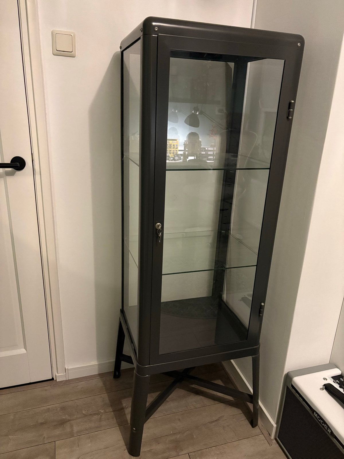 IKEA FABRIKÖR Vitrinekast Donkergrijs - Zo goed als nieuw, Huis en Inrichting, Kasten | Vitrinekasten, Ophalen, 50 tot 100 cm