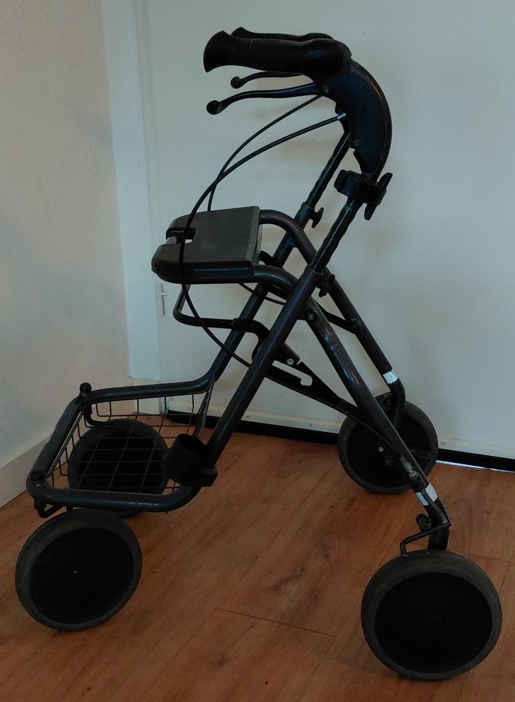 Rollator Merk: 'Fellow Roll' ( 8.3 kg ), Ophalen, Opvouwbaar, Gebruikt