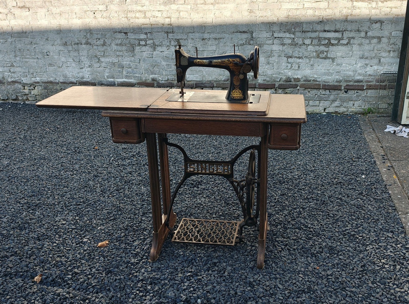 Antieke Singer naaimachine, Ophalen