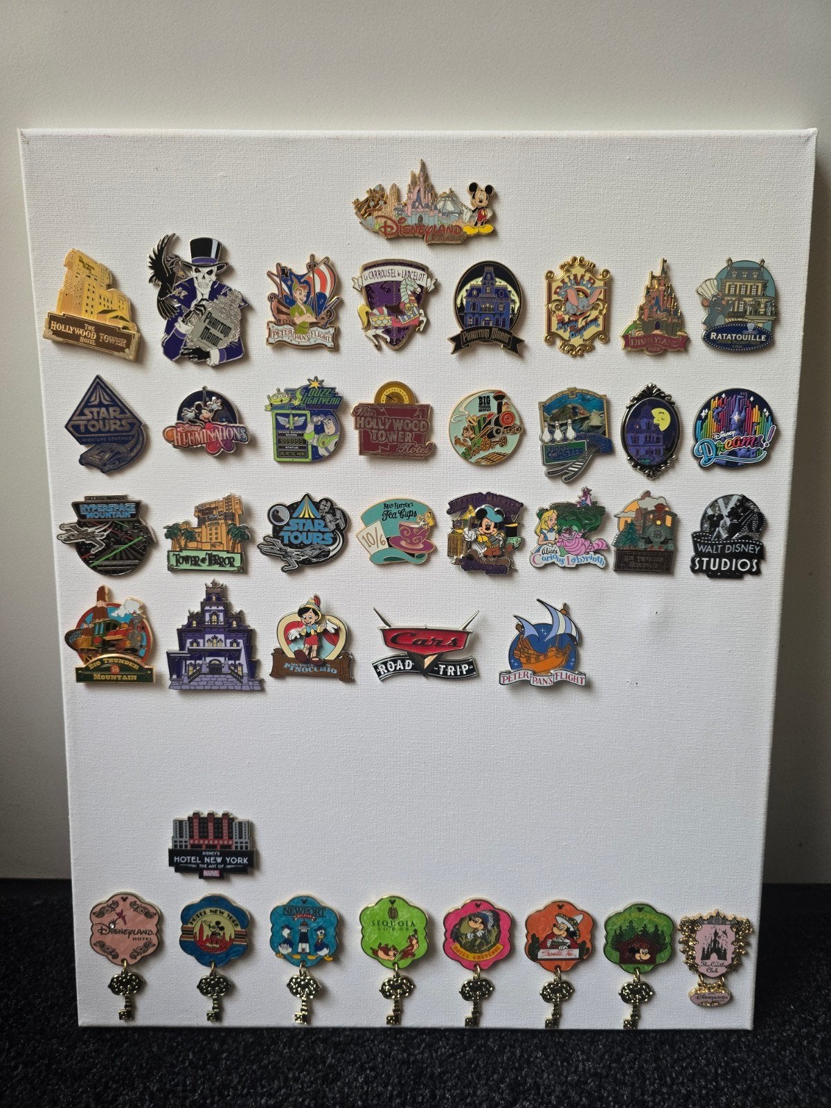 Disney pins - disneyland paris attraction en hotel pins, Verzamelen, Speldjes, Pins en Buttons, Ophalen of Verzenden, Zo goed als nieuw