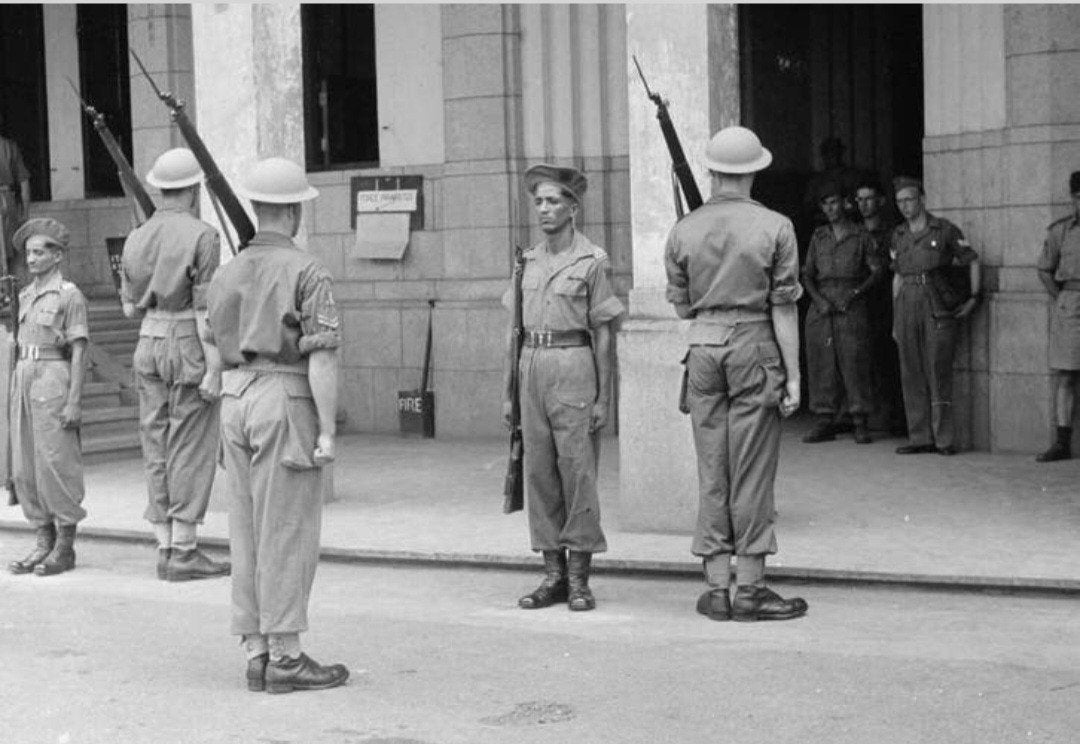 Foto 10 van Gurkha en India emblemen 1945/46 Indië / bersiap / Gorkhaa