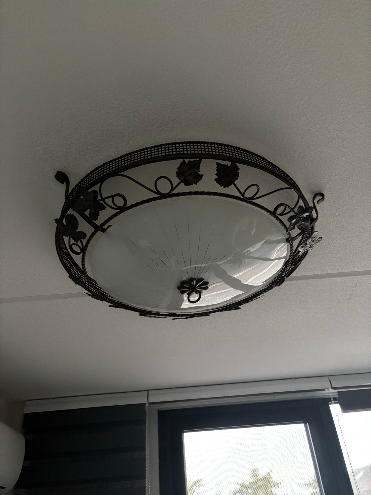 Plafondlamp met sierlijke metalen rand en glazen kap, Gebruikt, Verzenden, Zwart, Metaal