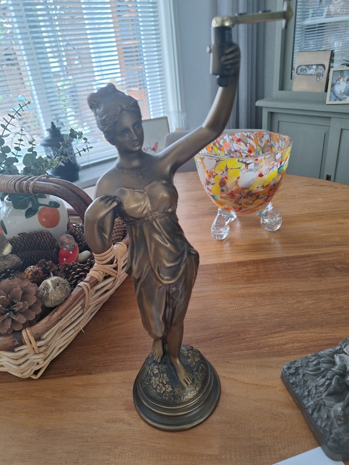 Bronzen beeld van een vrouw met lamp, Antiek en Kunst, Ophalen of Verzenden, 20 - 50 cm, Beeld, Bruin