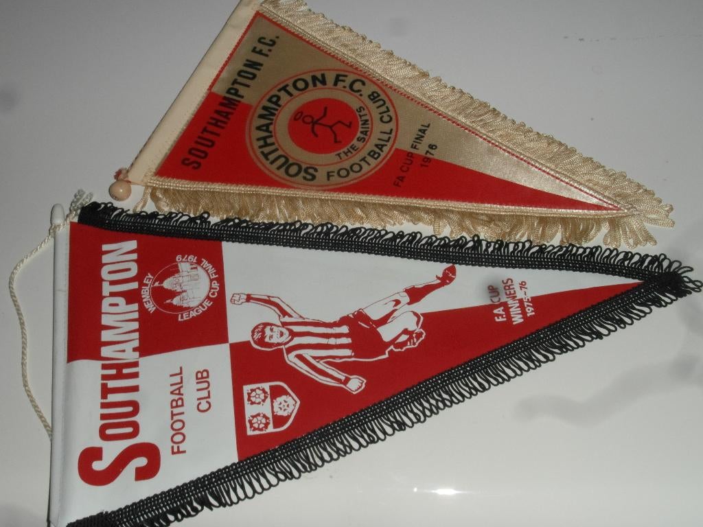 2 x voetbal vanen southampton fc  engeland 70s, Ophalen of Verzenden, Zo goed als nieuw, Buitenlandse clubs, Vaantje of Sjaal