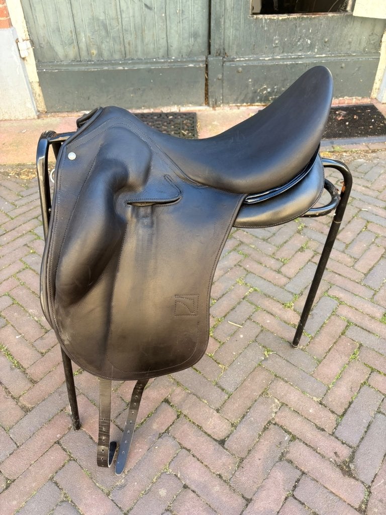 2 Zwarte Childeric zadels z.g.a.n., Dieren en Toebehoren, L (17.5 inch), Dressuur, Diepe zit, Ophalen of Verzenden