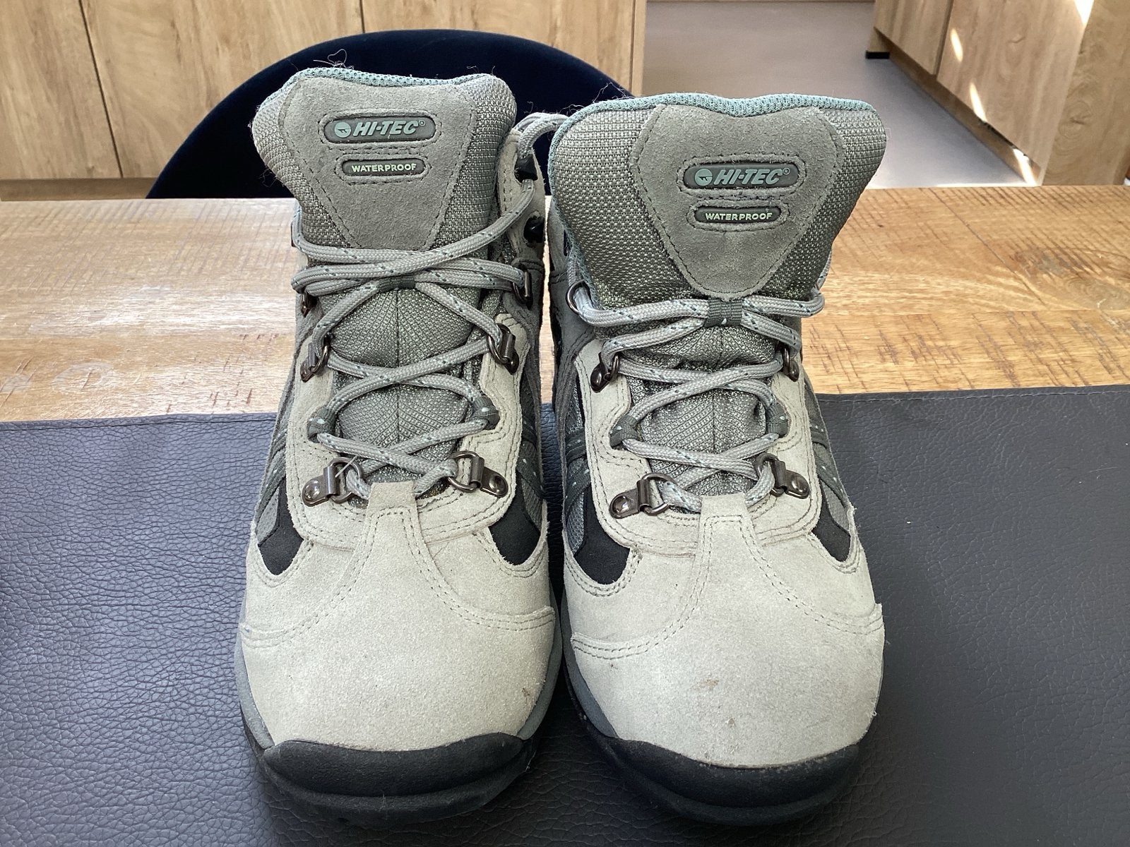 Hi-Tec Waterproof Wandelschoenen - Zo goed als nieuw mt 39,5, Ophalen, Zo goed als nieuw, Schoenen