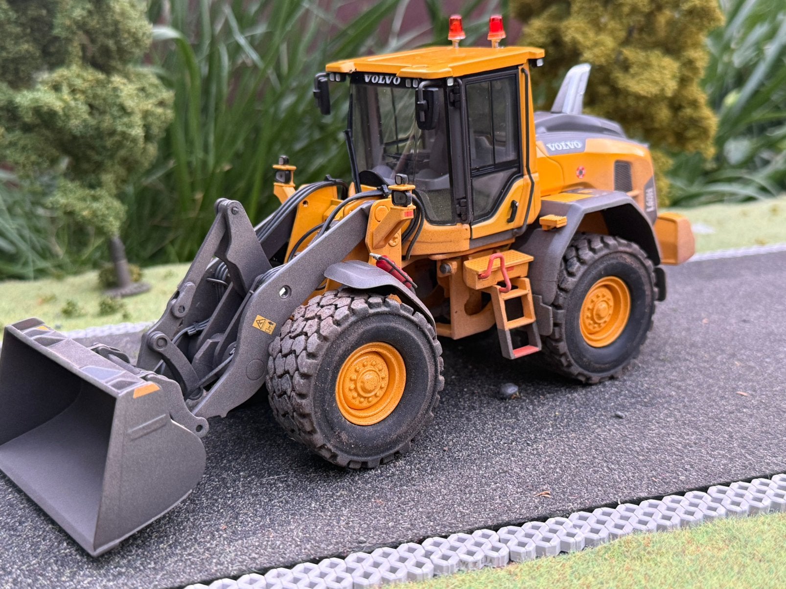 Volvo shovel l60 vervuild en verbouwd 1:32 AT collections, Hobby en Vrije tijd, Modelauto's | 1:32, Ophalen of Verzenden, Zo goed als nieuw
