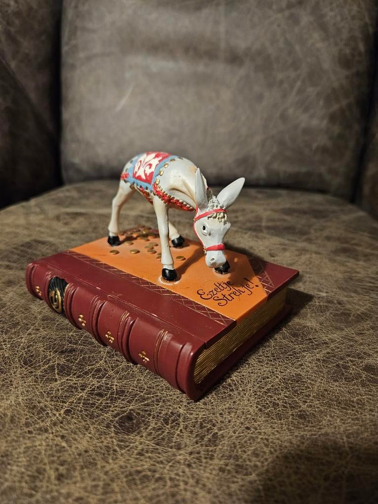 Efteling beeldje: Ezeltje strekje op boek, Verzamelen, Efteling, Zo goed als nieuw, Ophalen