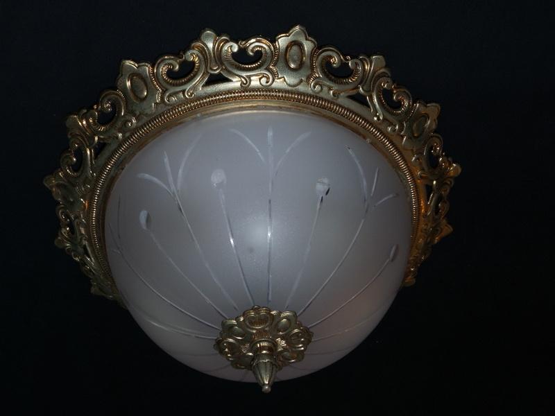Bolvormige oude plafonniere met matte geslepen glaskap, Antiek en Kunst, Antiek | Lampen, Ophalen of Verzenden
