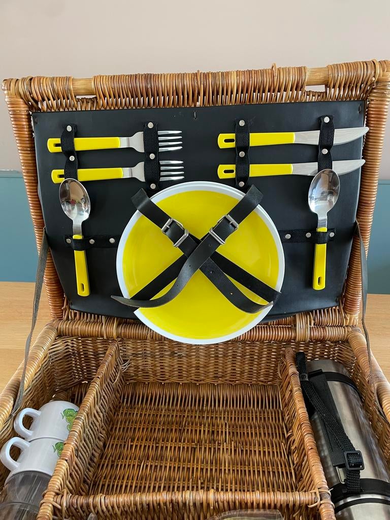 Rieten picknickmand voor 2 personen met kikker mokken, Ophalen, Zo goed als nieuw