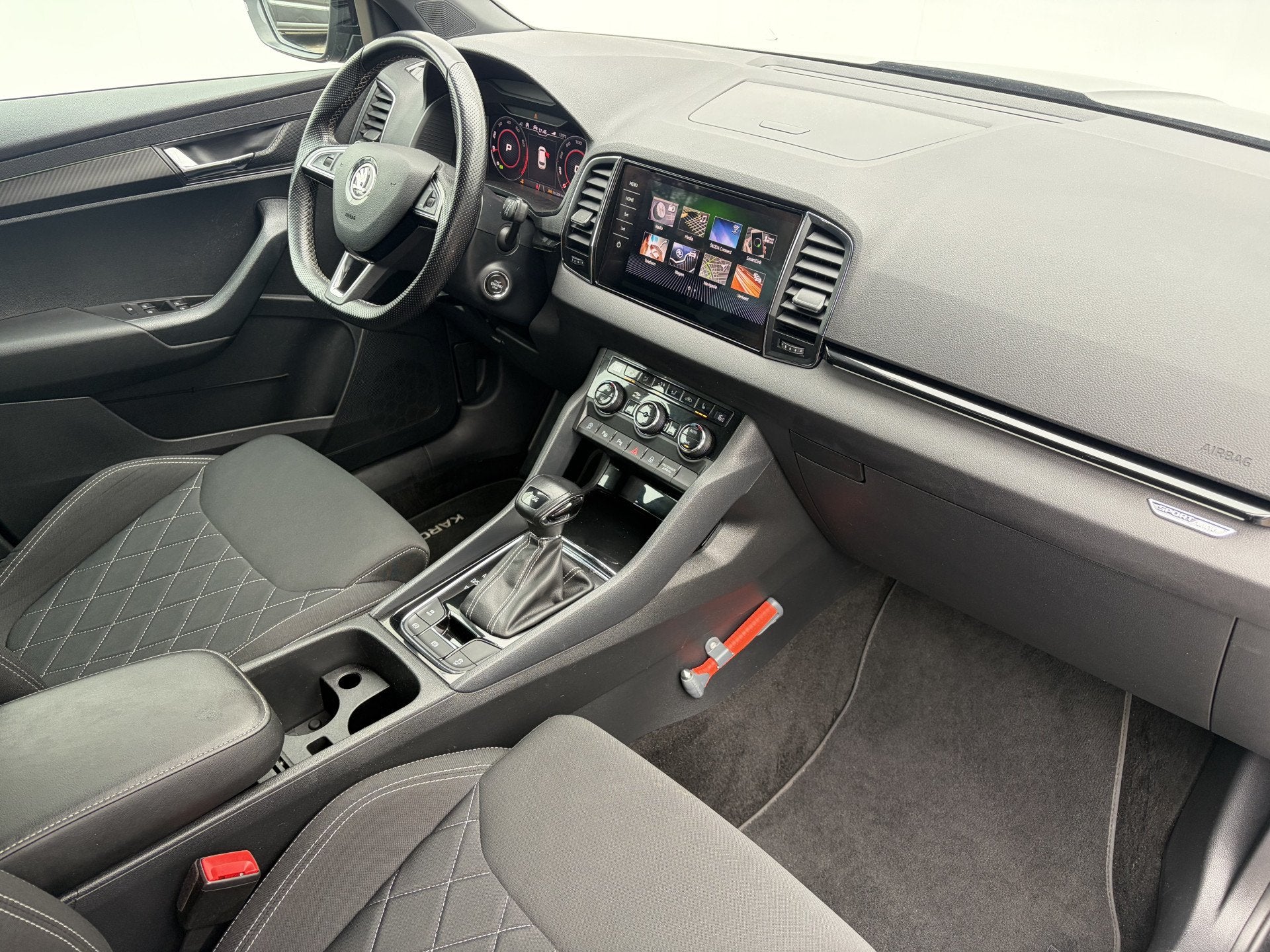Skoda Karoq 1.5 TSI ACT Sportline Business Trekhaak Adap.Cru, 4 cilinders, 150 pk, Zwart, Bedrijf